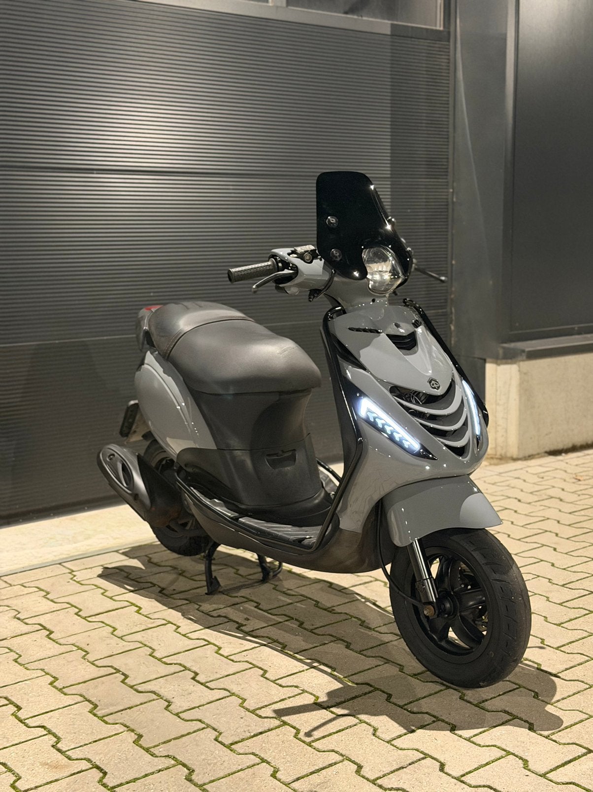 Piaggio zip 50cc 4t 2017 nardo grey full option garantie, Fietsen en Brommers, Ophalen, Zip, Zo goed als nieuw, Benzine