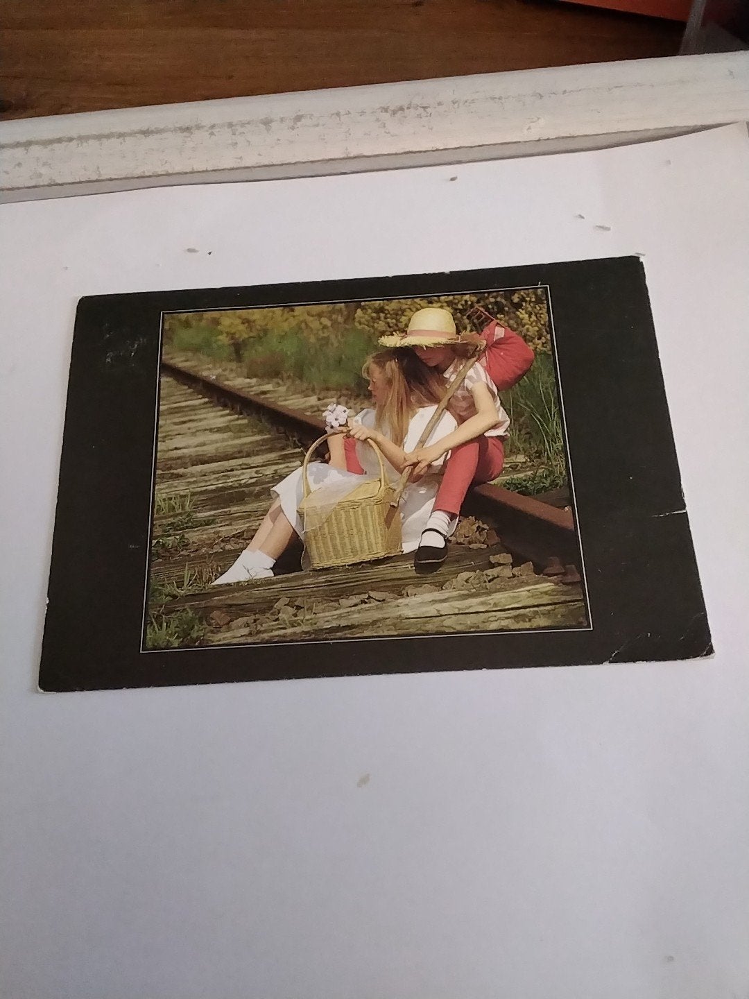 TWEE KINDEREN ZITTEN OP SPOORLIJN, Ophalen of Verzenden, 1980 tot heden, Kinderen
