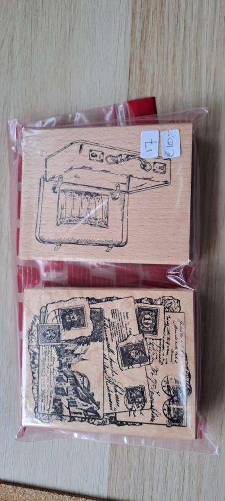 Vintage Stempels: Koffer & Postzegels (2 stuks), Hobby en Vrije tijd, Stempelen, Ophalen of Verzenden, Nieuw, Houten stempel