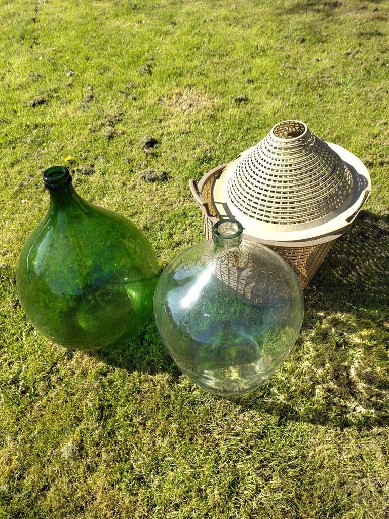Grote glazen wijnfles/vaas met mand - 50/55 cm hoog, Antiek en Kunst, Ophalen of Verzenden