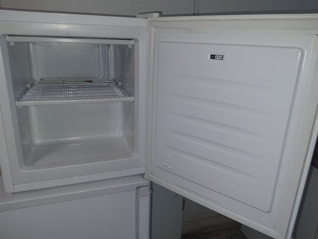 White knight A+ Mini vrieskast werkt uitstekend, Minder dan 85 cm, Minder dan 60 cm, Zo goed als nieuw, Energieklasse A of zuiniger