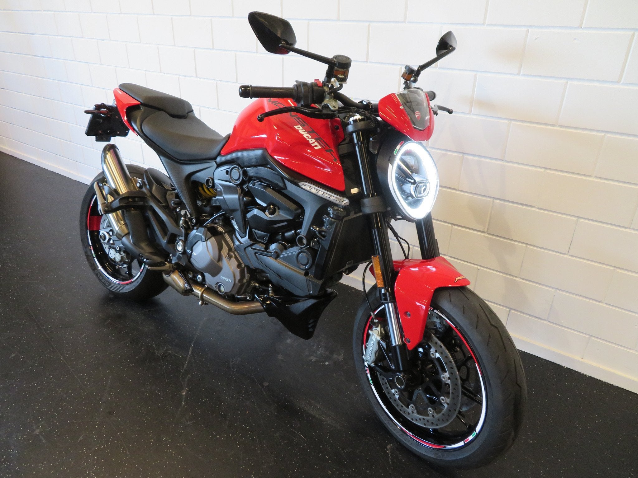 Ducati MONSTER 937 950 + SUPER GAAF! (bj 2021), Motoren, Motoren | Ducati, 950 cc, Bedrijf, Naked bike