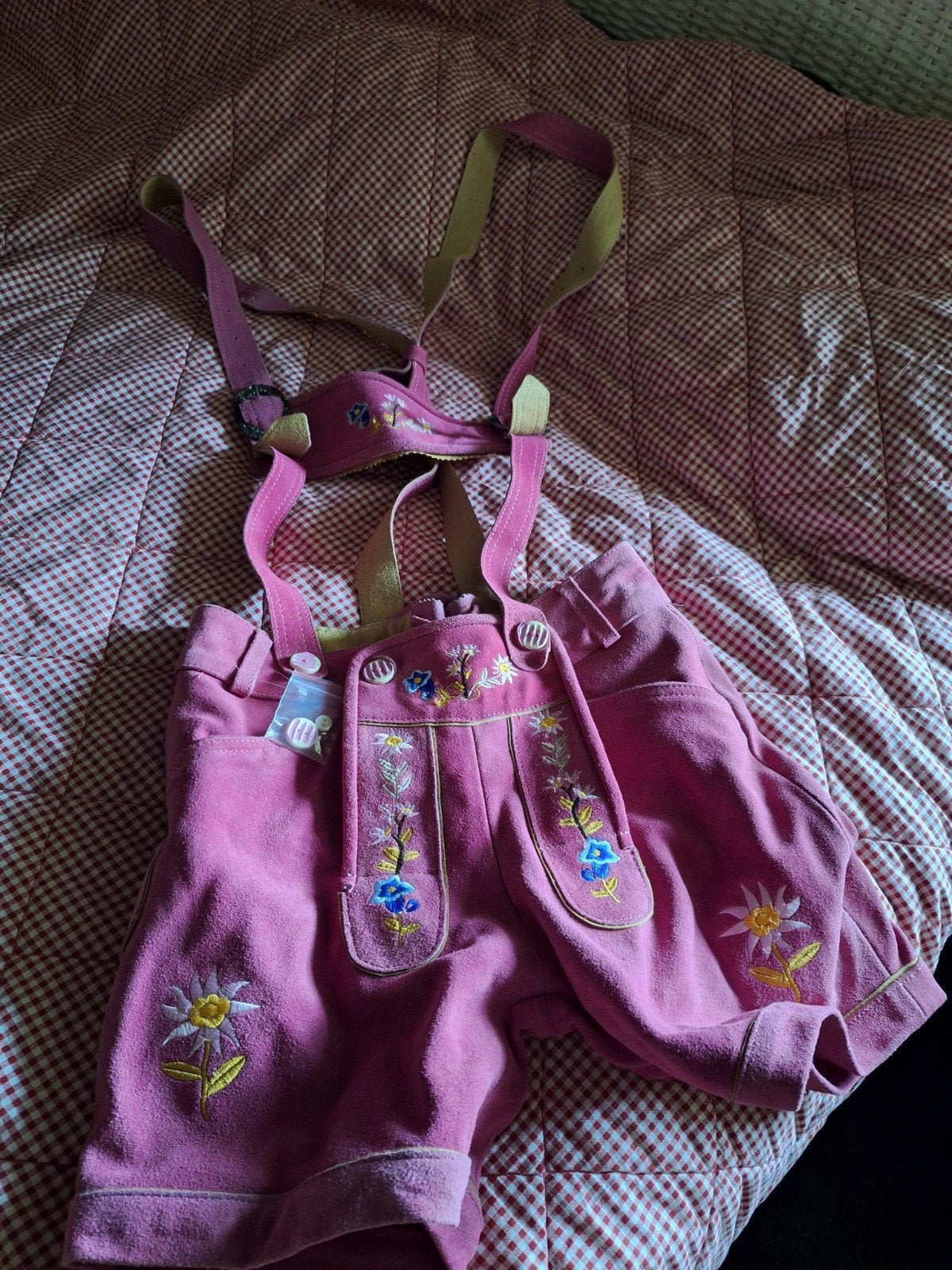 Nieuw Roze Lederhose met Geborduurde Bloemen, Carnaval, Nieuw, Ophalen of Verzenden, Onbekend