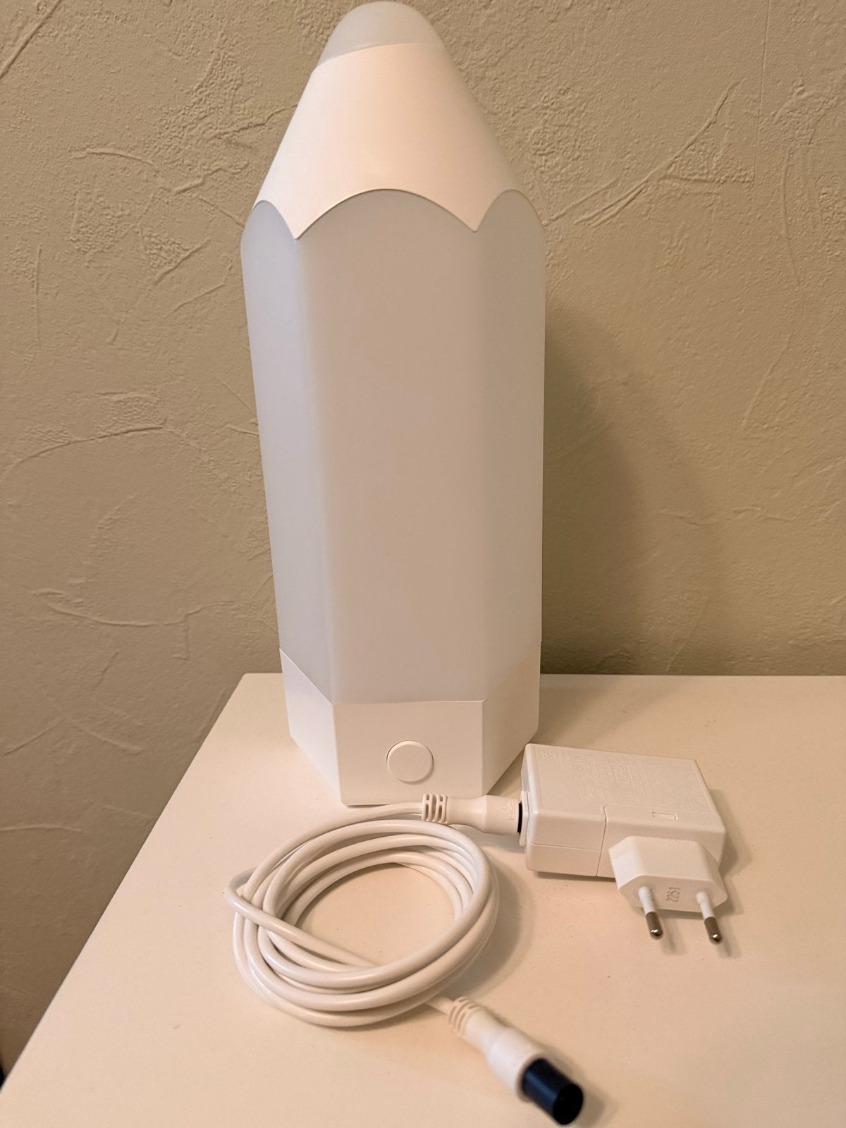 IKEA PELERBOJ Kinderlamp - Kleurrijke Potloodlamp, Huis en Inrichting, Kunststof, Meerkleurig, Zo goed als nieuw, Kleur aanpasbaar