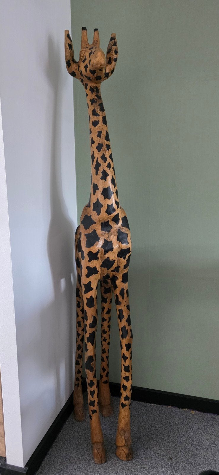 Grote houten giraffe beeld - Handgesneden en beschilderd, Antiek en Kunst, Kunst | Beelden en Houtsnijwerken, Beeld, Hout, Zoogdier