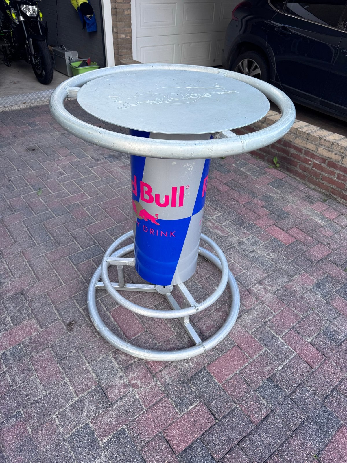 Red Bull statafel met parasol gat, Ophalen, Gebruikt, Rond, Metaal