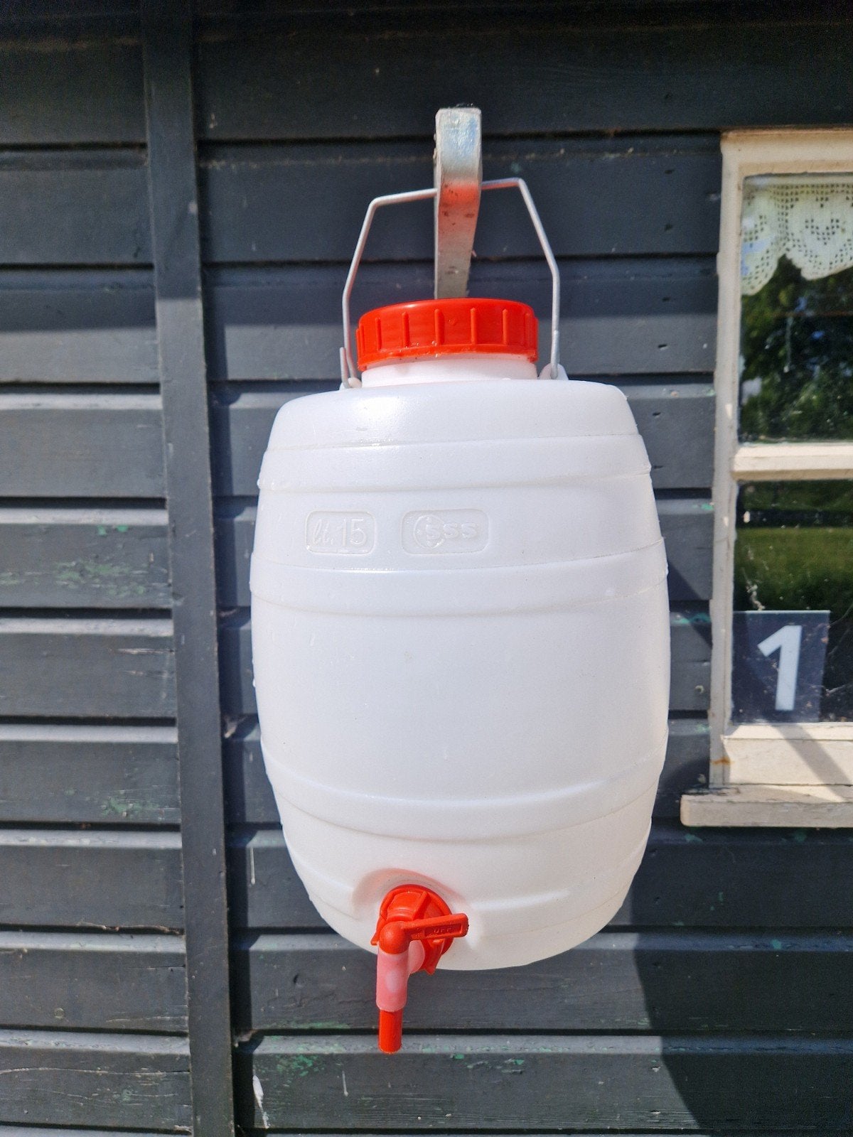 15 liter watertank met kraan en ophangbeugel, Ophalen