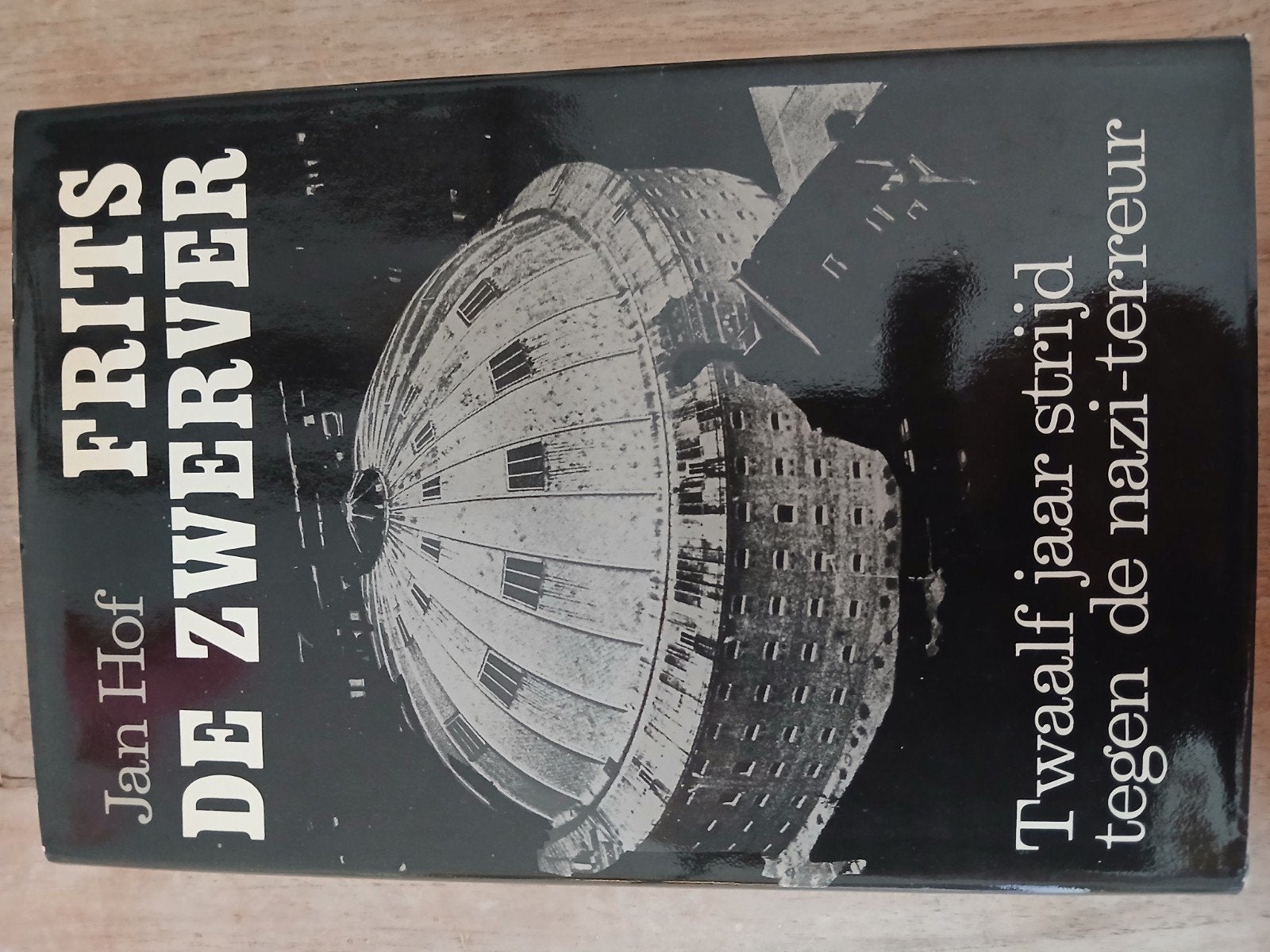Frits de Zwerver - Twaalf jaar strijd tegen de nazi-terreur, Ophalen of Verzenden, 20e eeuw of later, Gelezen, Jan Hof