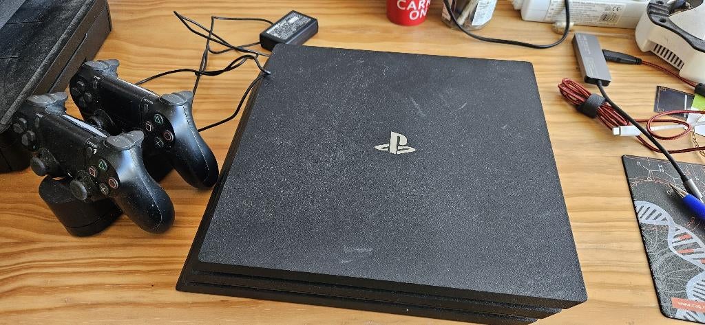 Playstation 4 pro 1TB + 2 controllers + charging dock, Spelcomputers en Games, Spelcomputers | Sony PlayStation 4, Ophalen, Met 2 controllers