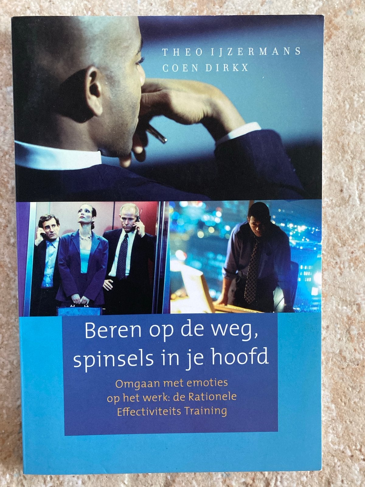 Beren op de weg, spinsels in je hoofd - Theo Ijzermans, Ophalen of Verzenden, Zo goed als nieuw