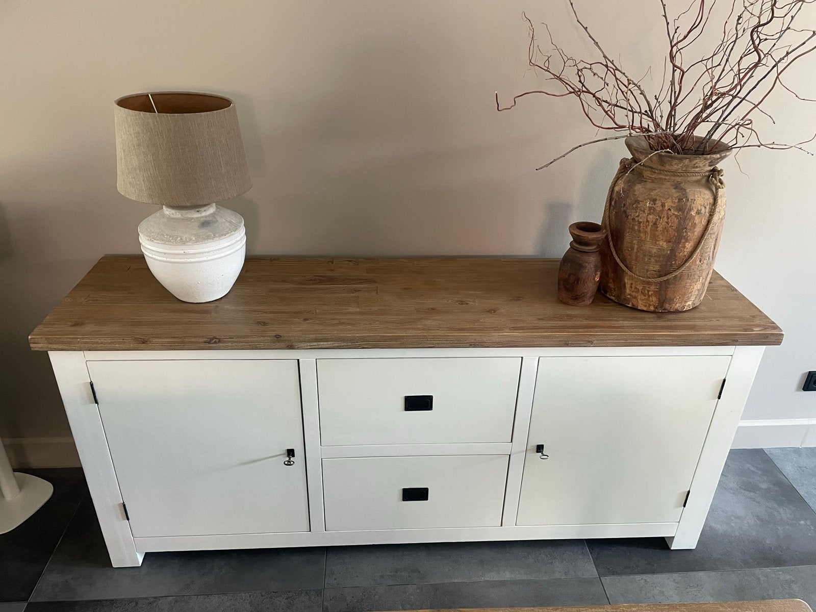 Complete set meubels: eettafel, salontafel, dressoir, tv-meu