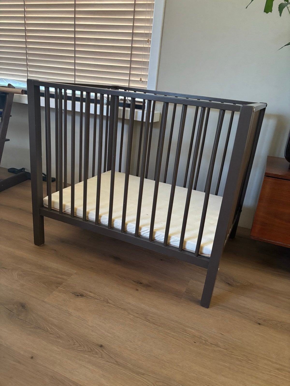 Donkerbruine houten box met Puck matras en hoezen, Kinderen en Baby's, Boxen, Ophalen, Gebruikt, Rechthoekig, In hoogte verstelbaar