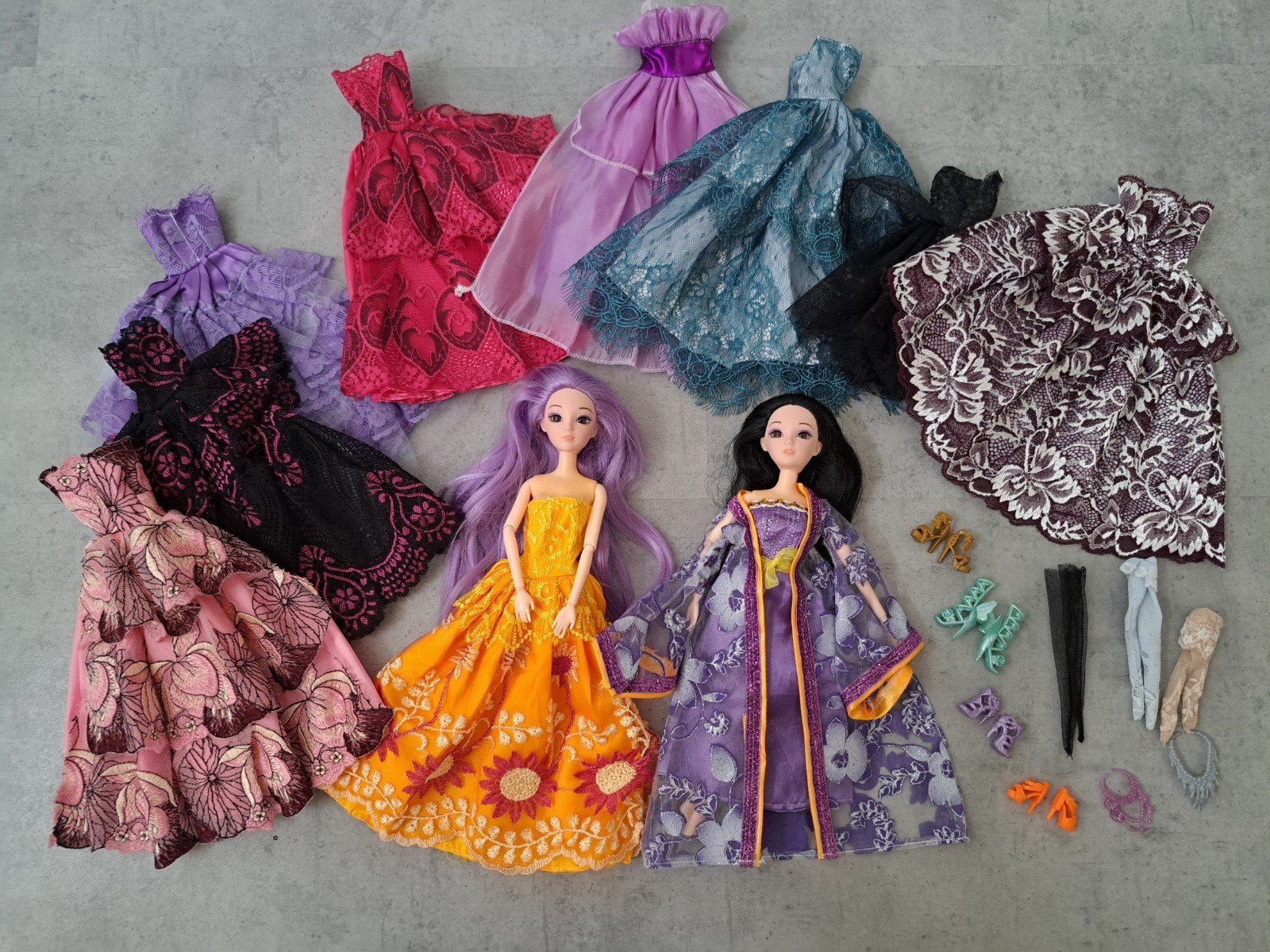 2 BJD-poppen 30 cm met 8 jurken en accessoires, Ophalen of Verzenden, Gebruikt, Overige typen