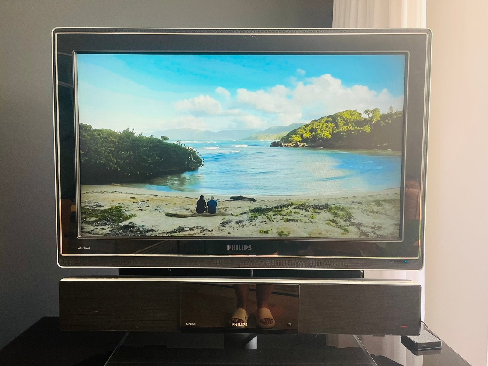 Philips Ambilight 37” LCD + SoundBar Home Cinema + Subwoofer, Ophalen, Zo goed als nieuw, 50 Hz, Philips