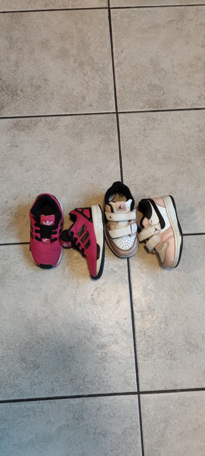 2x kinderschoenen Adidas ZX Flux en Nike Jordan - Maat 22, Gebruikt, Ophalen of Verzenden, Adidas, Nike, Jongen of Meisje