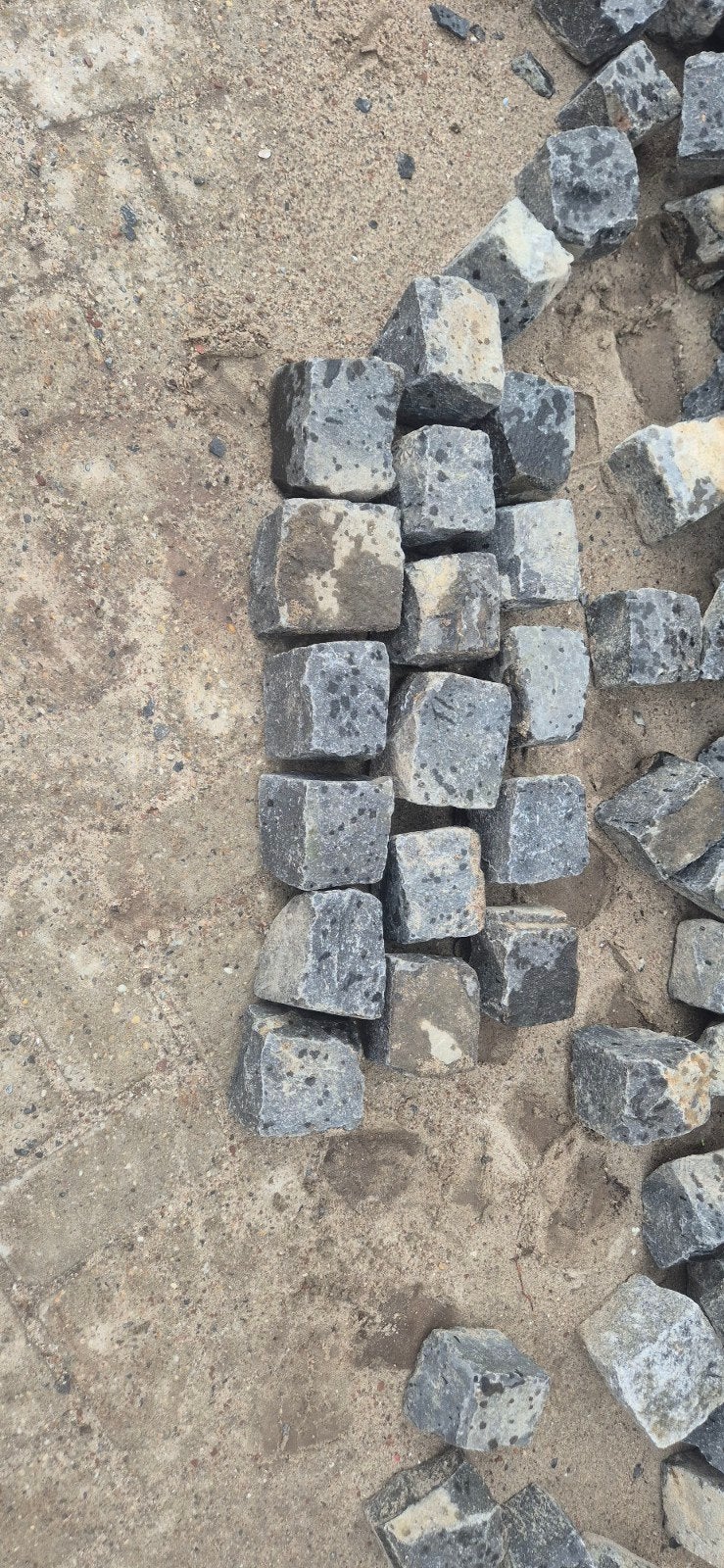 Kinderkopjes Basalt - 25 tot 30 m2, Tuin en Terras, Gebruikt, Klinkers, Ophalen of Verzenden, Natuursteen
