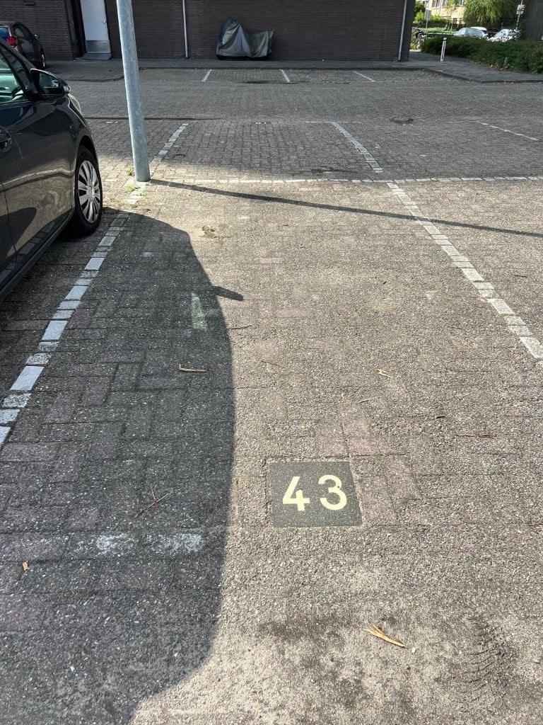 Parkeerplaats 't Loo Voorburg (Strabolaan 2), Huizen en Kamers, Garages en Parkeerplaatsen, Den Haag
