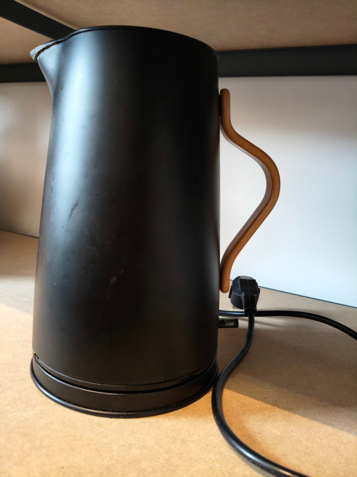 Stelton Emma waterkoker - Zwart met houten handvat, Witgoed en Apparatuur, 1 tot 2 liter, Ophalen of Verzenden, Zo goed als nieuw
