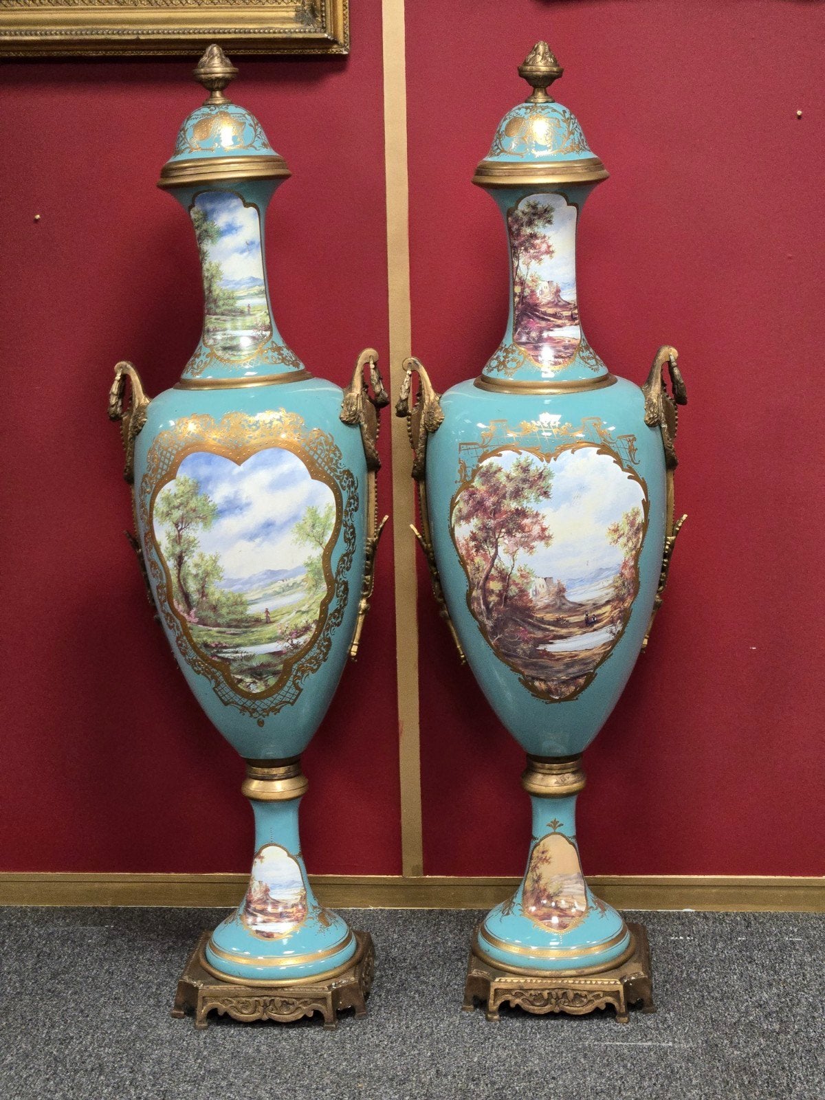 Sevres Siervazen met Landschapsschilderingen, Ophalen
