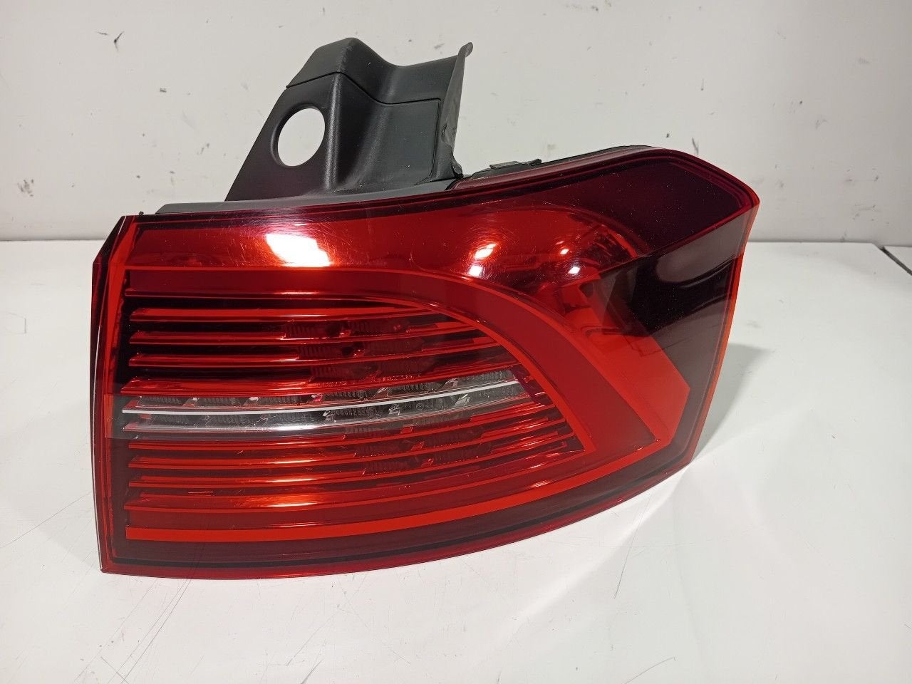 Achterlicht carrosserie rechts Volkswagen Passat, Onderdelen@venauto.nl, Van der Ven Autorecycling B.V., Gebruikt, Ettenseweg 76, 4706 PB Roosendaal, The Netherlands