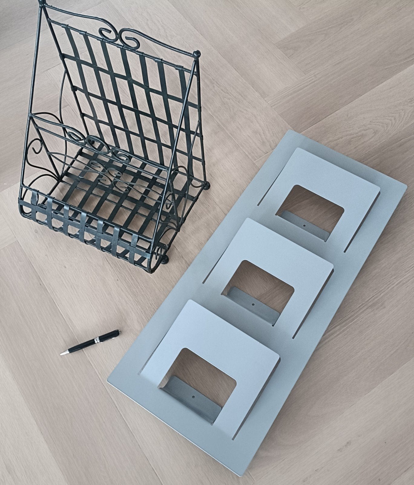 Metalen krantenbak en wand lectuurbak, Huis en Inrichting, Woonaccessoires | Krantenbakken en Lectuurbakken, Ophalen