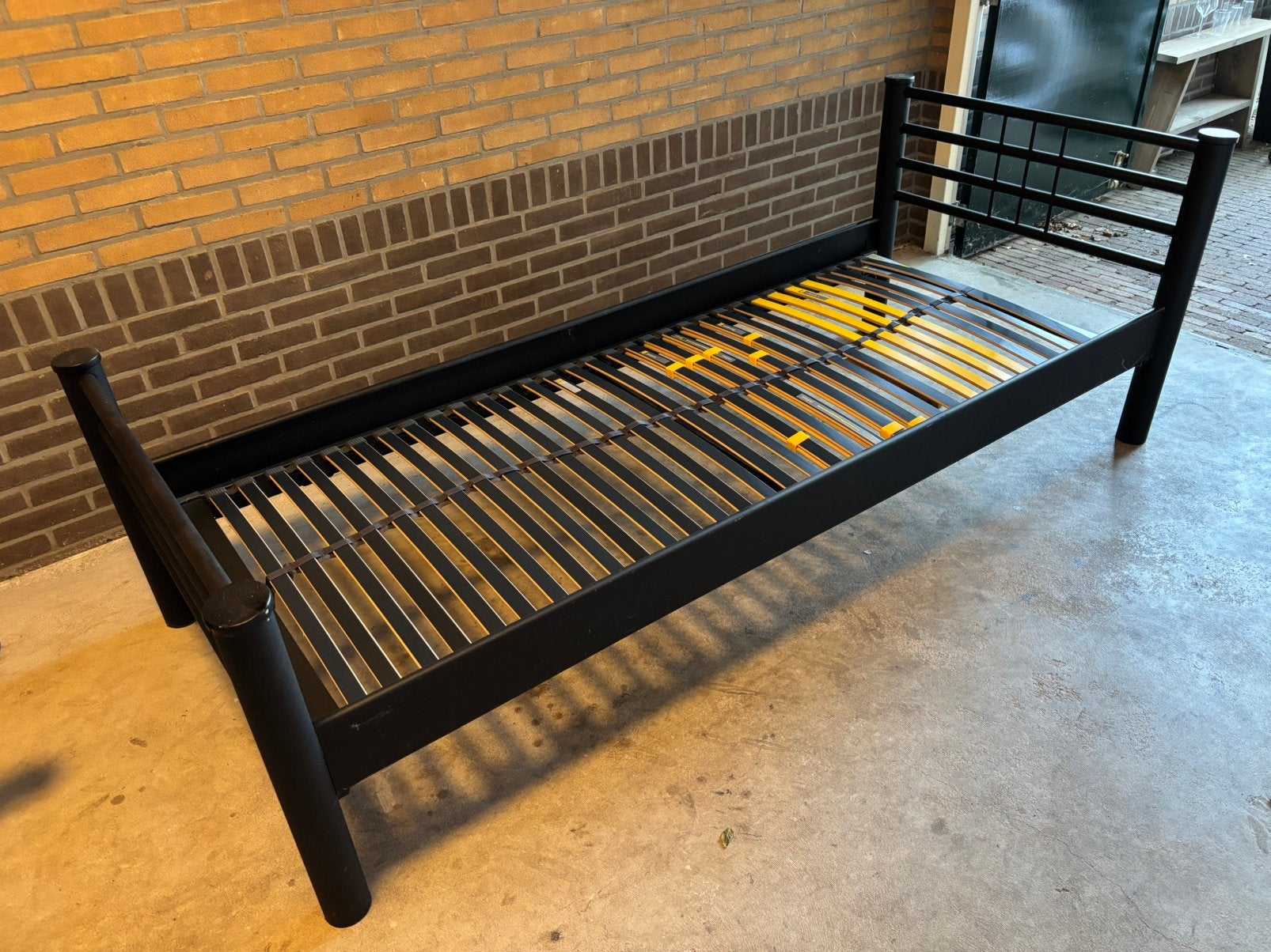 Bed 220 x 90 cm met lattenbodem en matras, Ophalen, 90 cm, Eenpersoons, Zo goed als nieuw