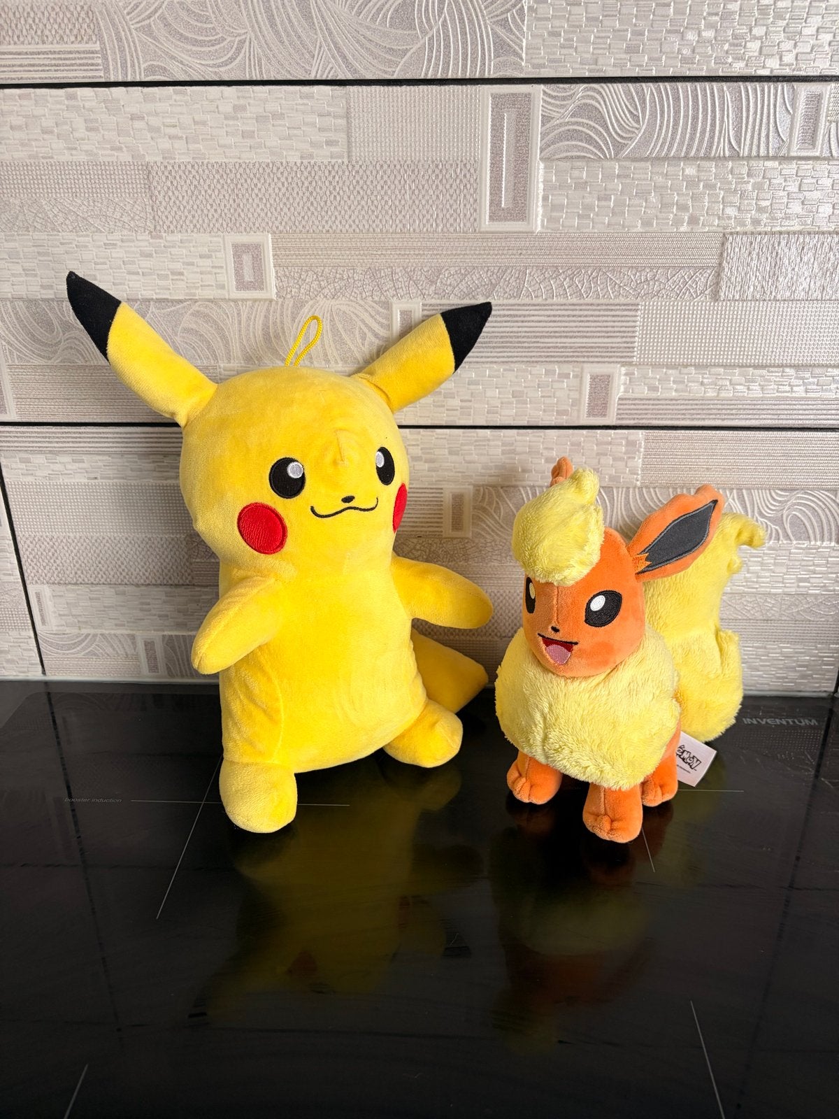 Pokémon Knuffels: Pikachu en Flareon, Geel, Overige typen, Ophalen of Verzenden, Middelgroot (20 tot 80 cm)