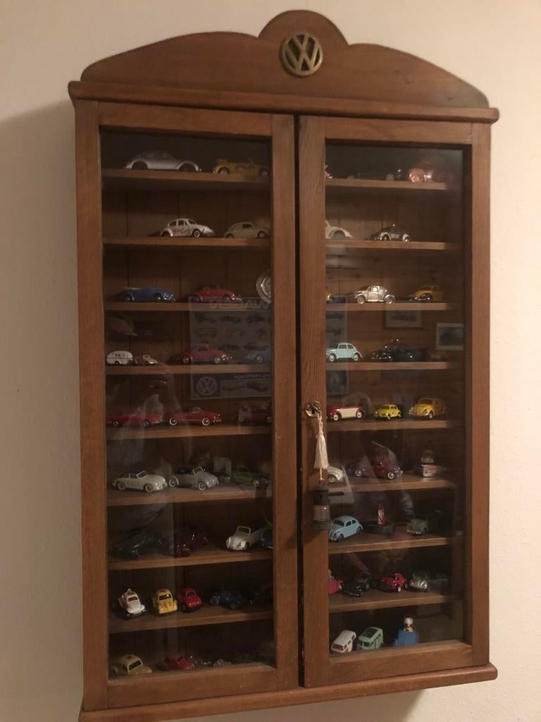 Miniatuur kastje met 50 VW Kever modelauto's, Gebruikt, 1:50 of kleiner, Auto, Ophalen