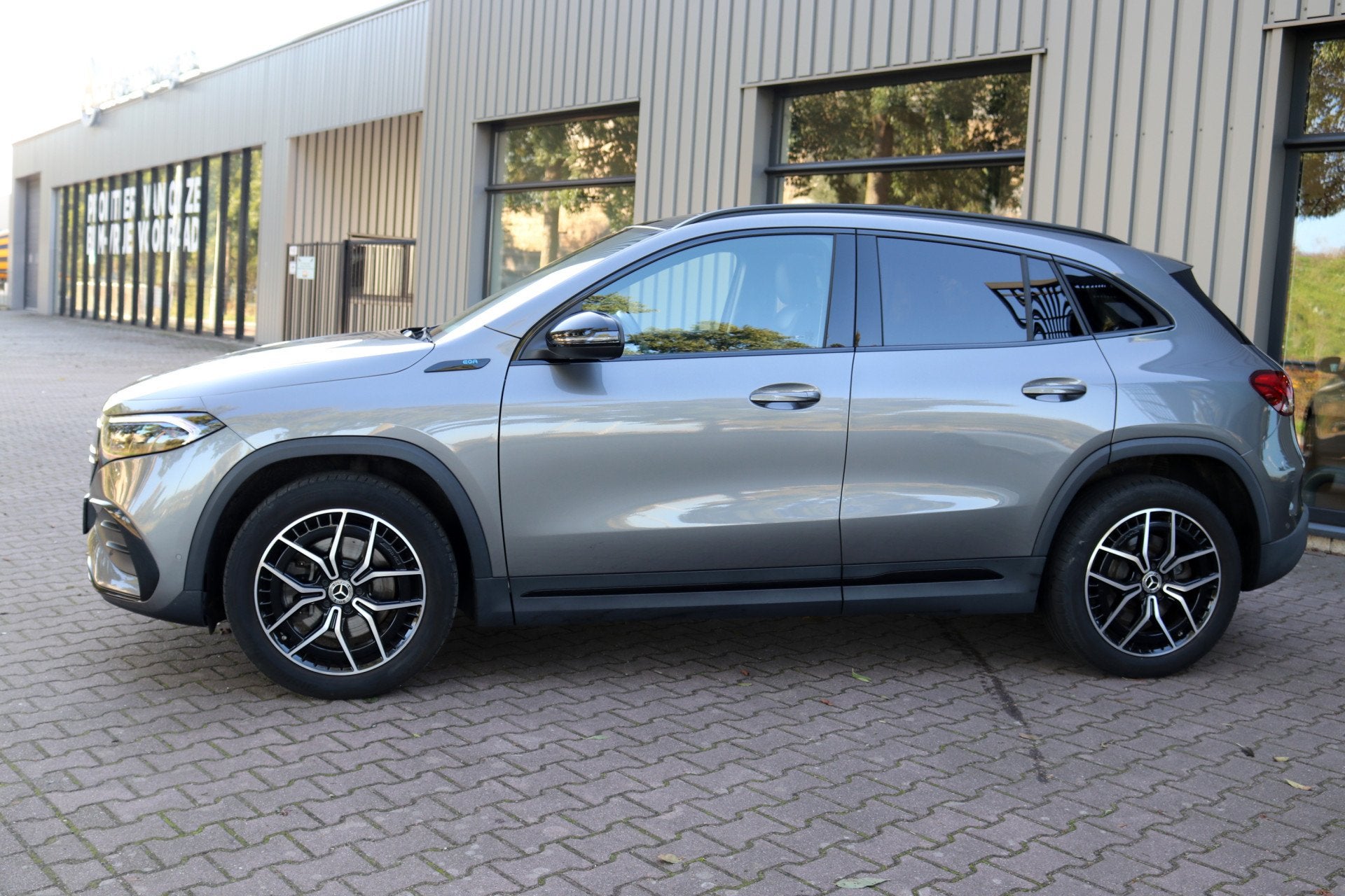 Mercedes-Benz EQA 250 AMG Line 67 kWh Panoramadak Memory sto, Gebruikt, 190 pk, Leder en Stof, Android Auto