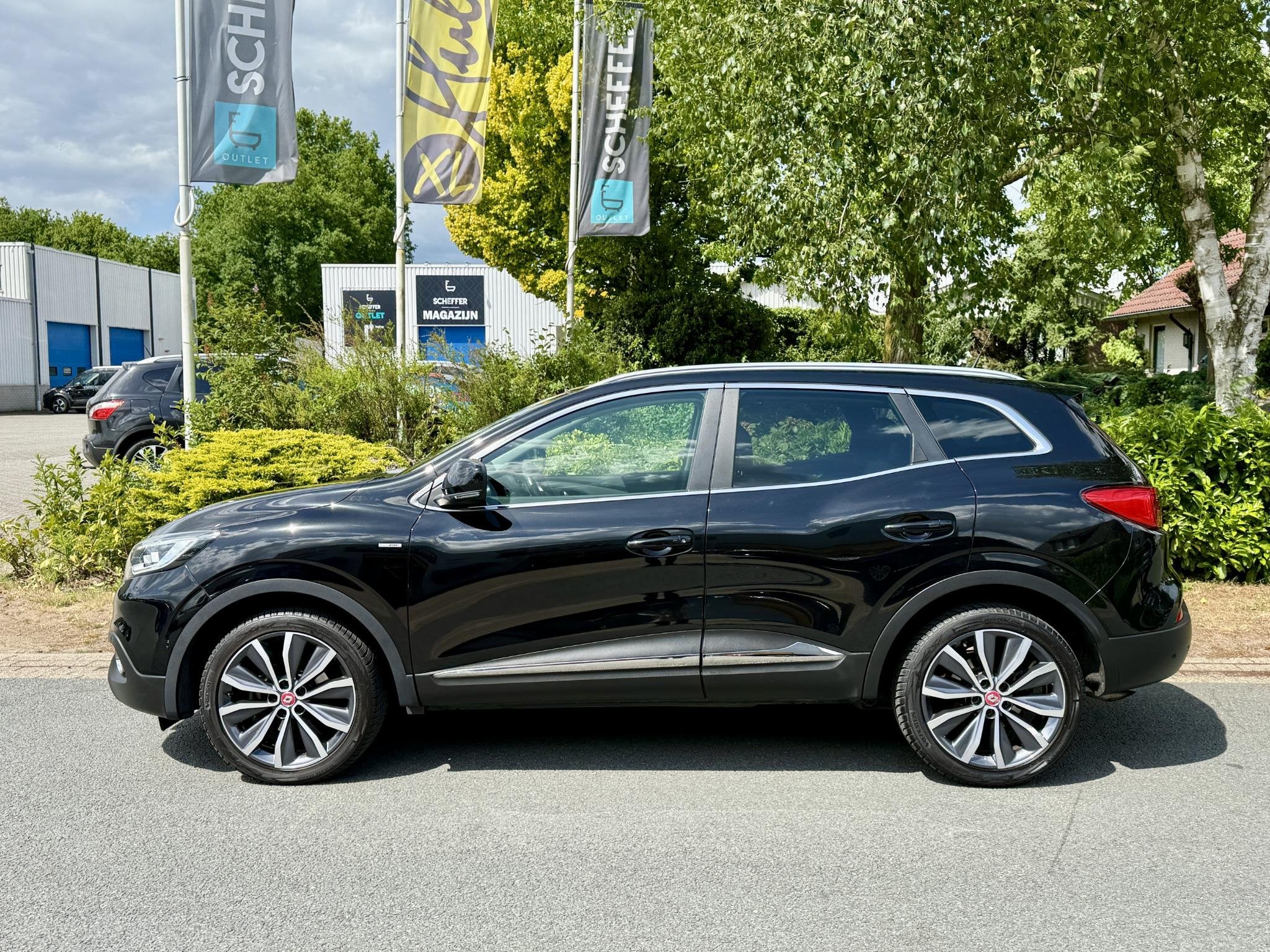 Renault Kadjar 1.2 TCe Bose 130PK Automaat•Navi•Trekhaak, Auto's, Kadjar, Gebruikt, 4 cilinders, Zwart