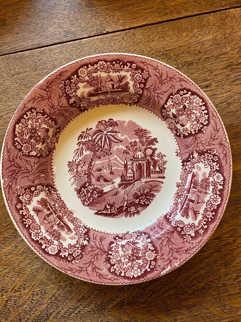 2 borden Oriental in rood, Regout Maastricht *Nous deux*, Ophalen of Verzenden