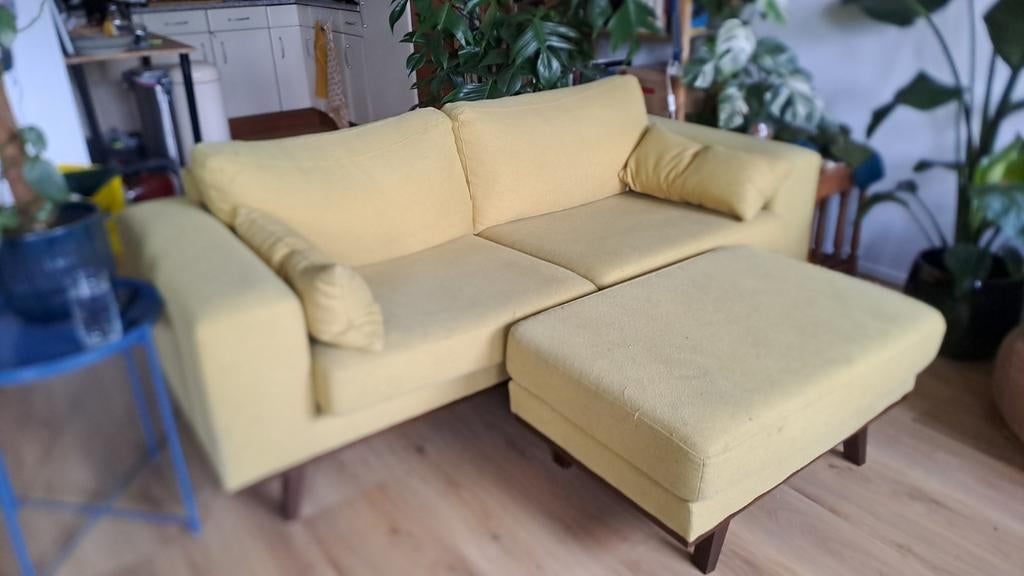 Gele bank tweezits met hocker, Ophalen, Gebruikt, 150 tot 200 cm, Tweepersoons
