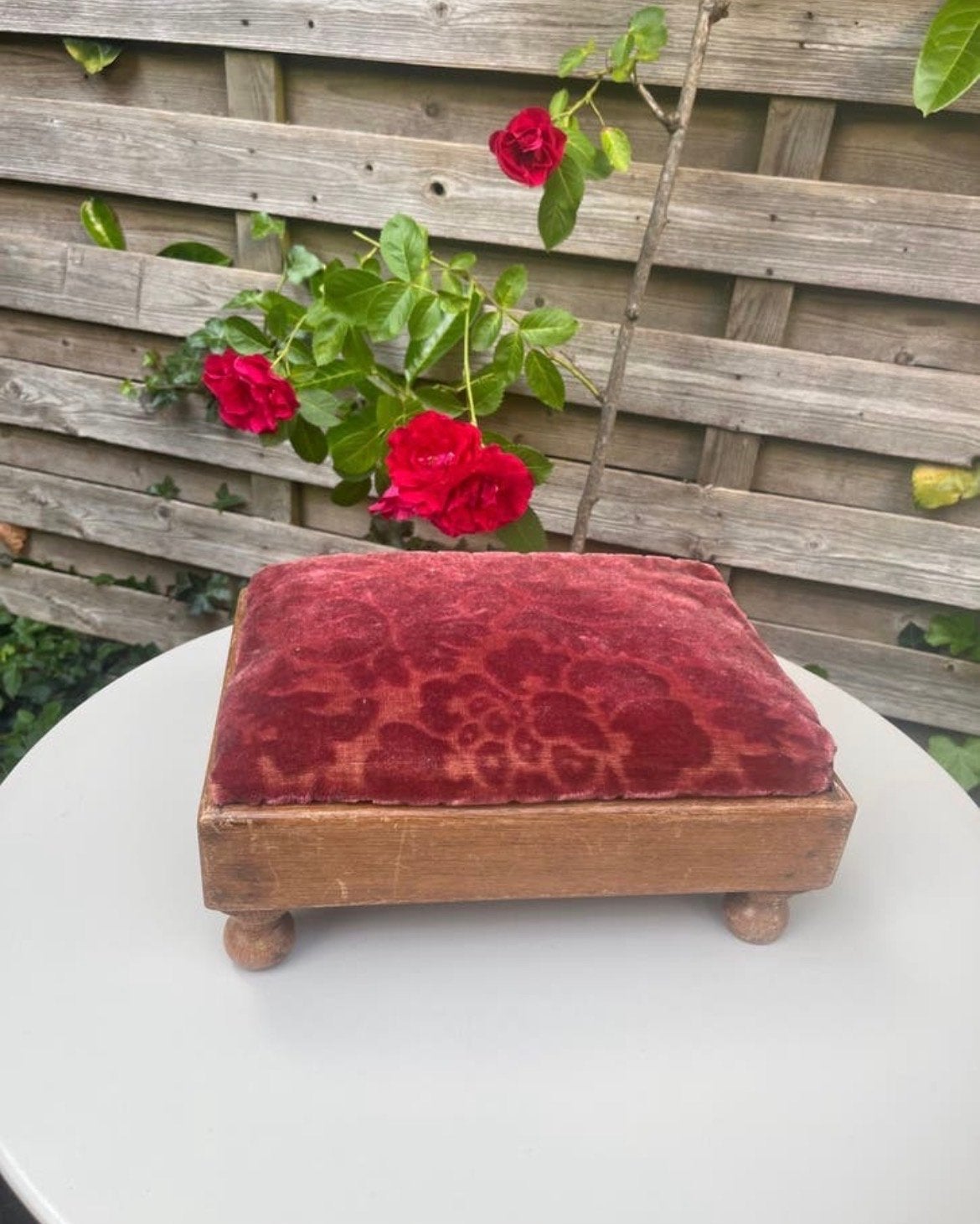 Vintage voetenbankje met geborduurde bekleding, Ophalen of Verzenden, Gebruikt, Hout