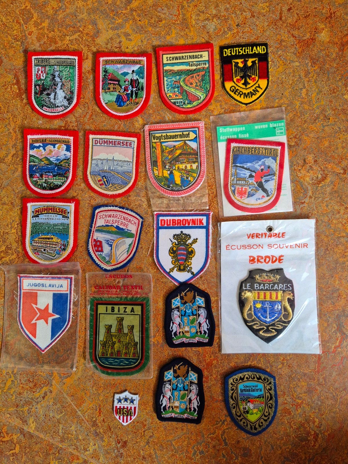 Verzameling van 18 Vintage Souvenir Patches/Emblemen, Ophalen of Verzenden, Nieuw, Overige typen