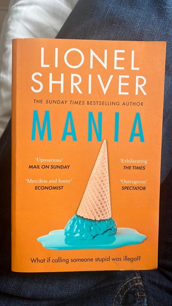 MANIA - Lionel Shriver, Ophalen of Verzenden, Zo goed als nieuw