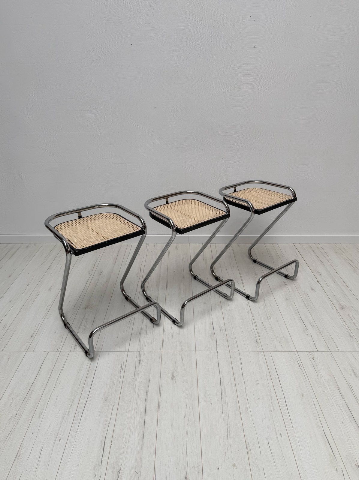 Set van 3 Vintage Italiaanse Rotan Chroom Barkrukken Design, Metaal, 60 tot 90 cm, Ophalen of Verzenden, Zo goed als nieuw