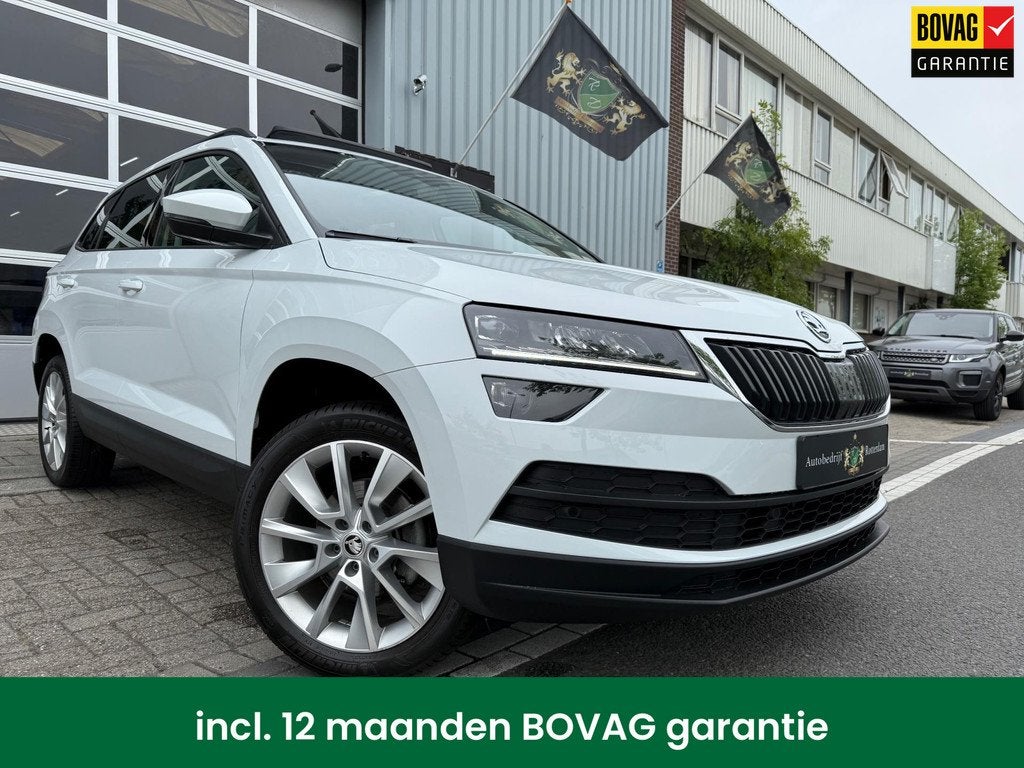 Skoda KAROQ 1.5 TSI ACT Style AUT LED/CAM/S18/LEER/NAVI/PANO, Auto's, Skoda, 12 maanden, 4 cilinders, Wit, 690 kg