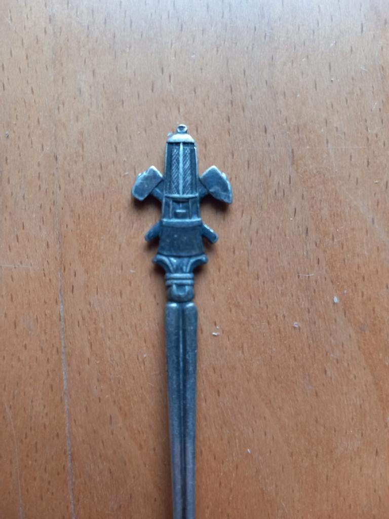 Theelepel met mijnwerkers thema, mijnlamp en hamers moker, Ophalen of Verzenden, Gebruikt