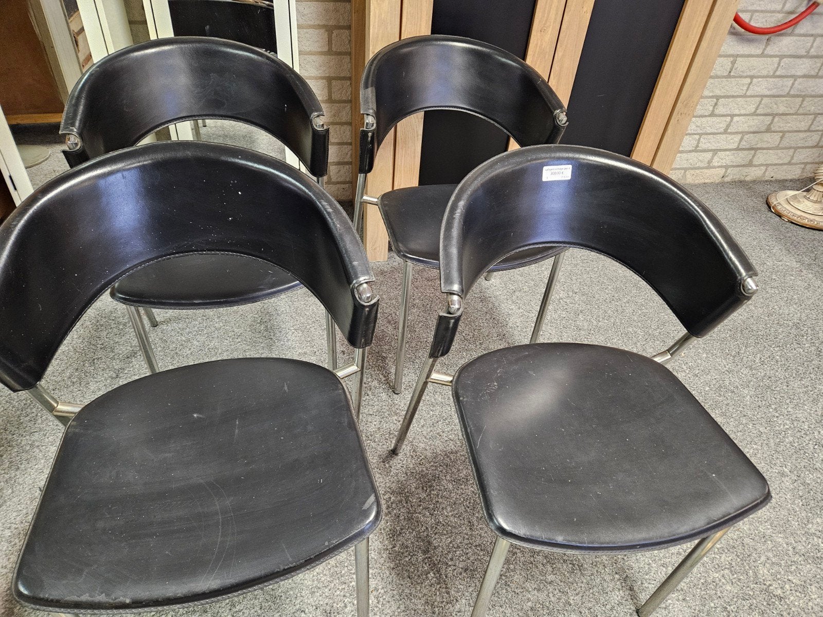 4 vintage stoelen met zwart kunstleer en metalen fram, Ophalen