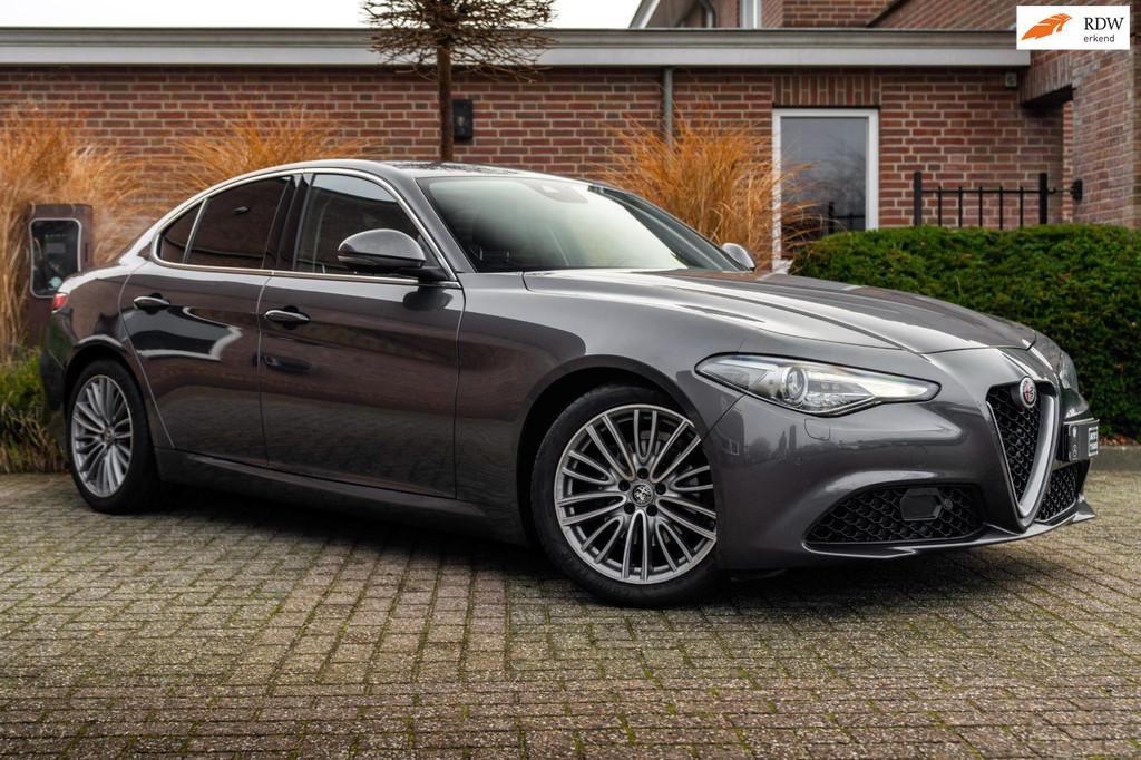 Alfa Romeo Giulia 2.0T Super 200 PK Aut. Stoel/Stuurverw. Le, Auto's, Automaat, 745 kg, Achterwielaandrijving, Gebruikt