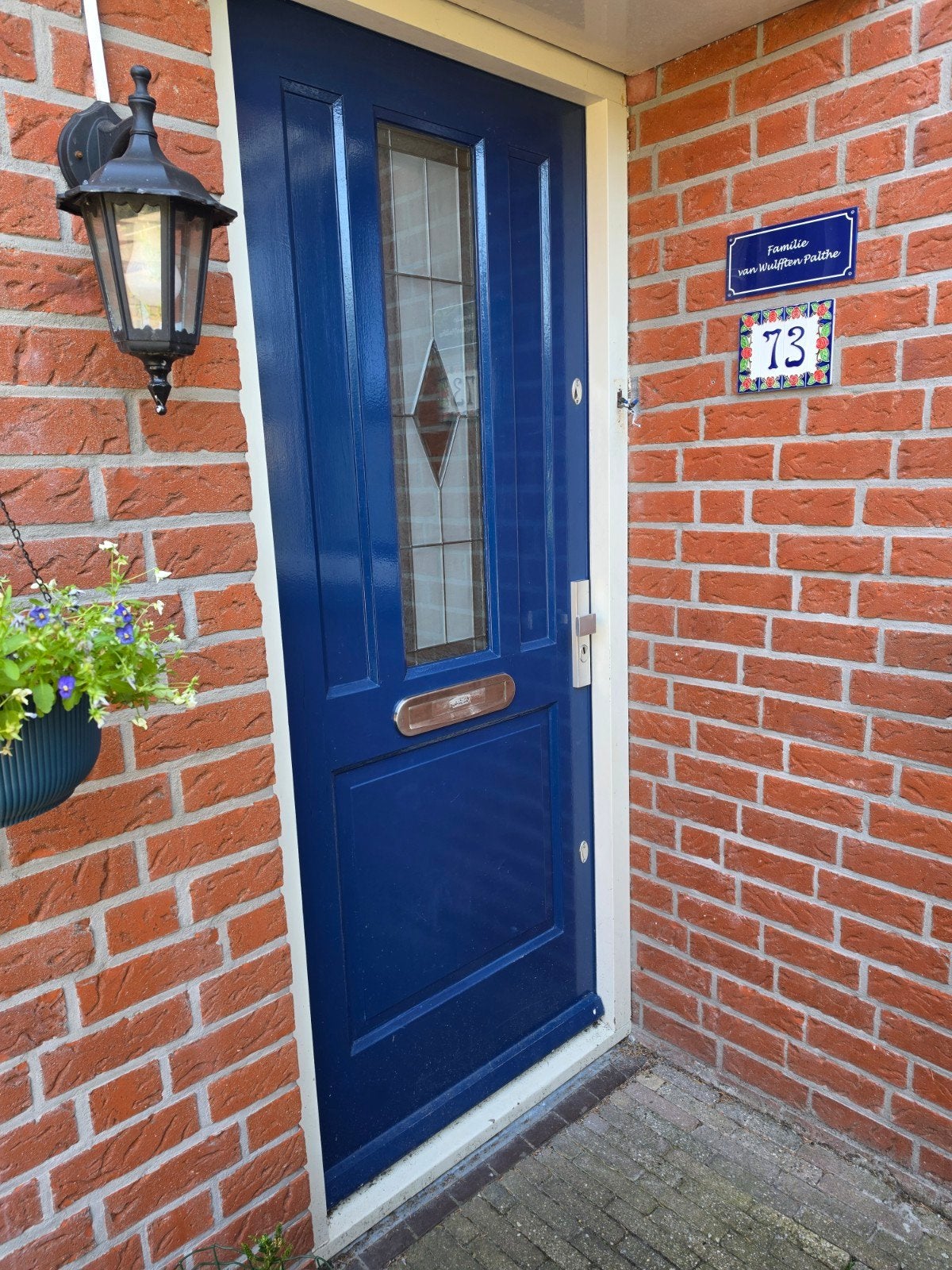 Blauwe buitendeur met glas en beslag, Ophalen