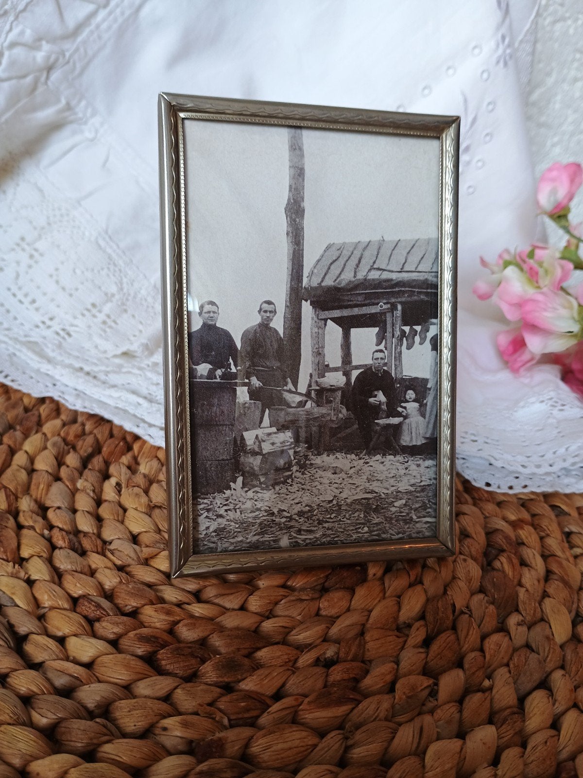 Oud fotolijstje met bol glas ( nr.9, Ophalen of Verzenden