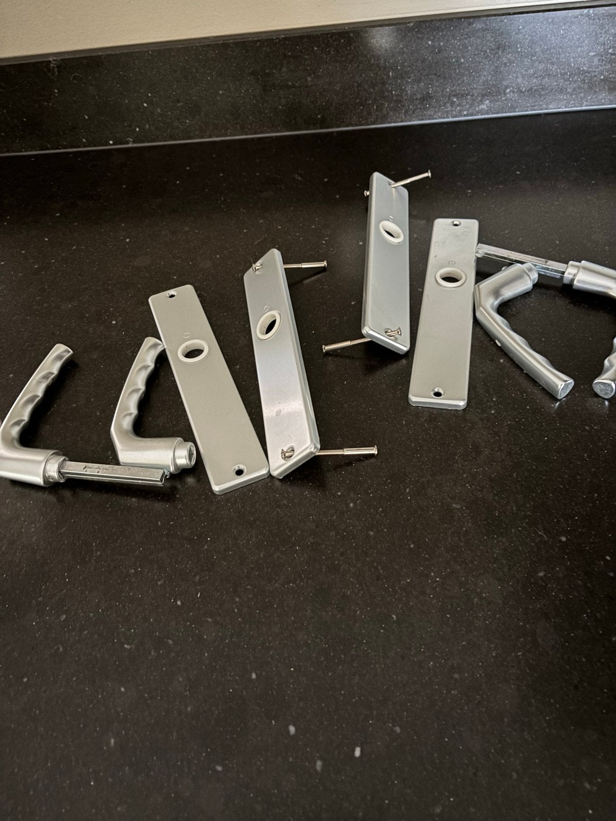 Gebruikte Deurklinken met Platen - Grijs, Ophalen of Verzenden, Gebruikt, Overige materialen, Klink of Kruk