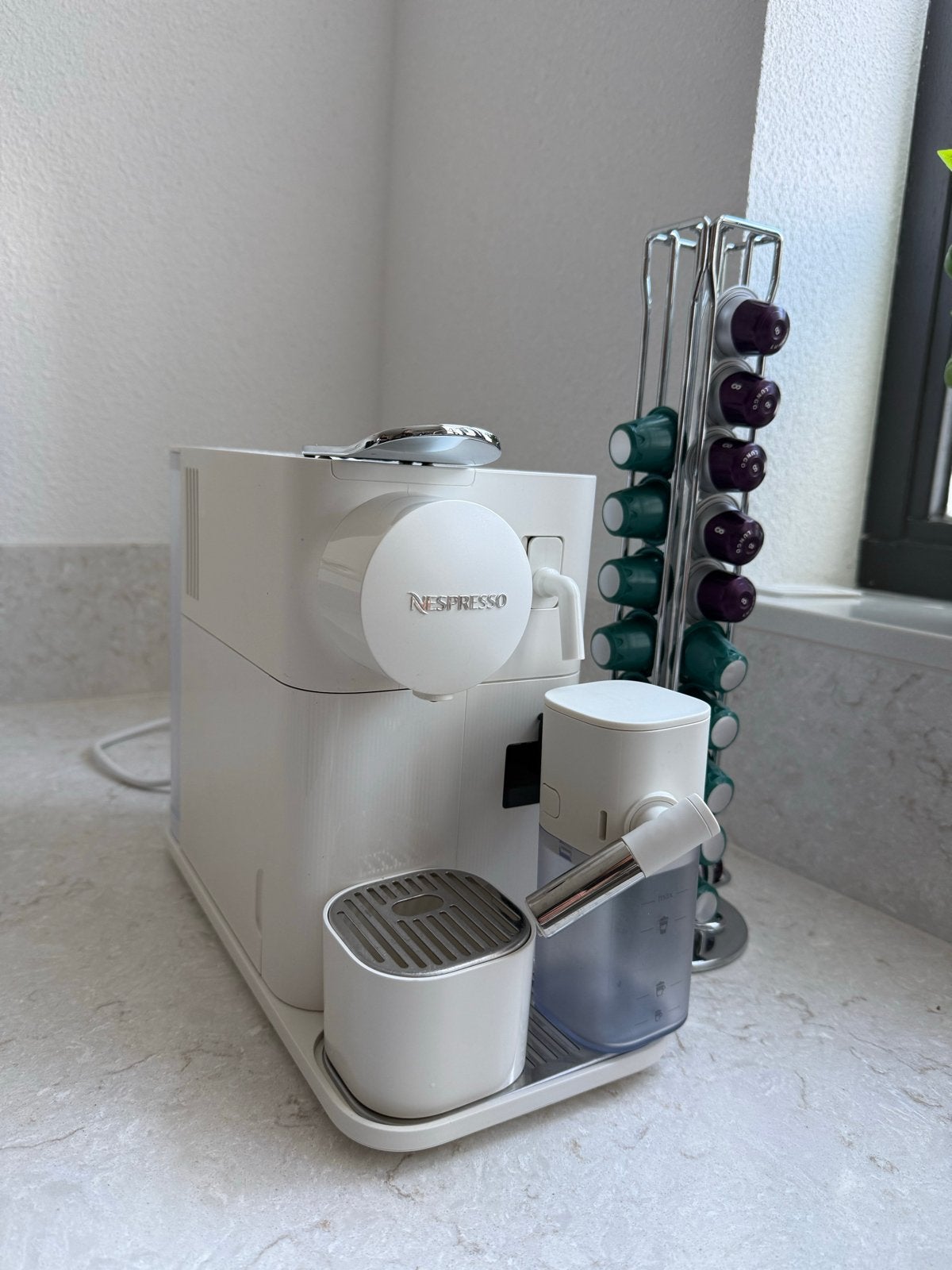 Nespresso De'Longhi Lattissima One - Wit, Ophalen, Koffiemachine, Zo goed als nieuw, 1 kopje