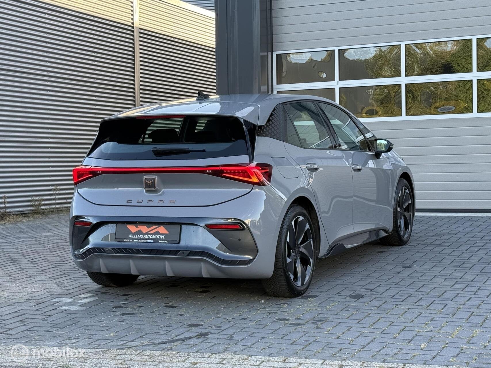 CUPRA Born Impulse 62 kWh 204PK Vapor Grey|19'inch|SOH96%, Auto's, Automaat, Zwart, Parkeersensor, 1728 kg
