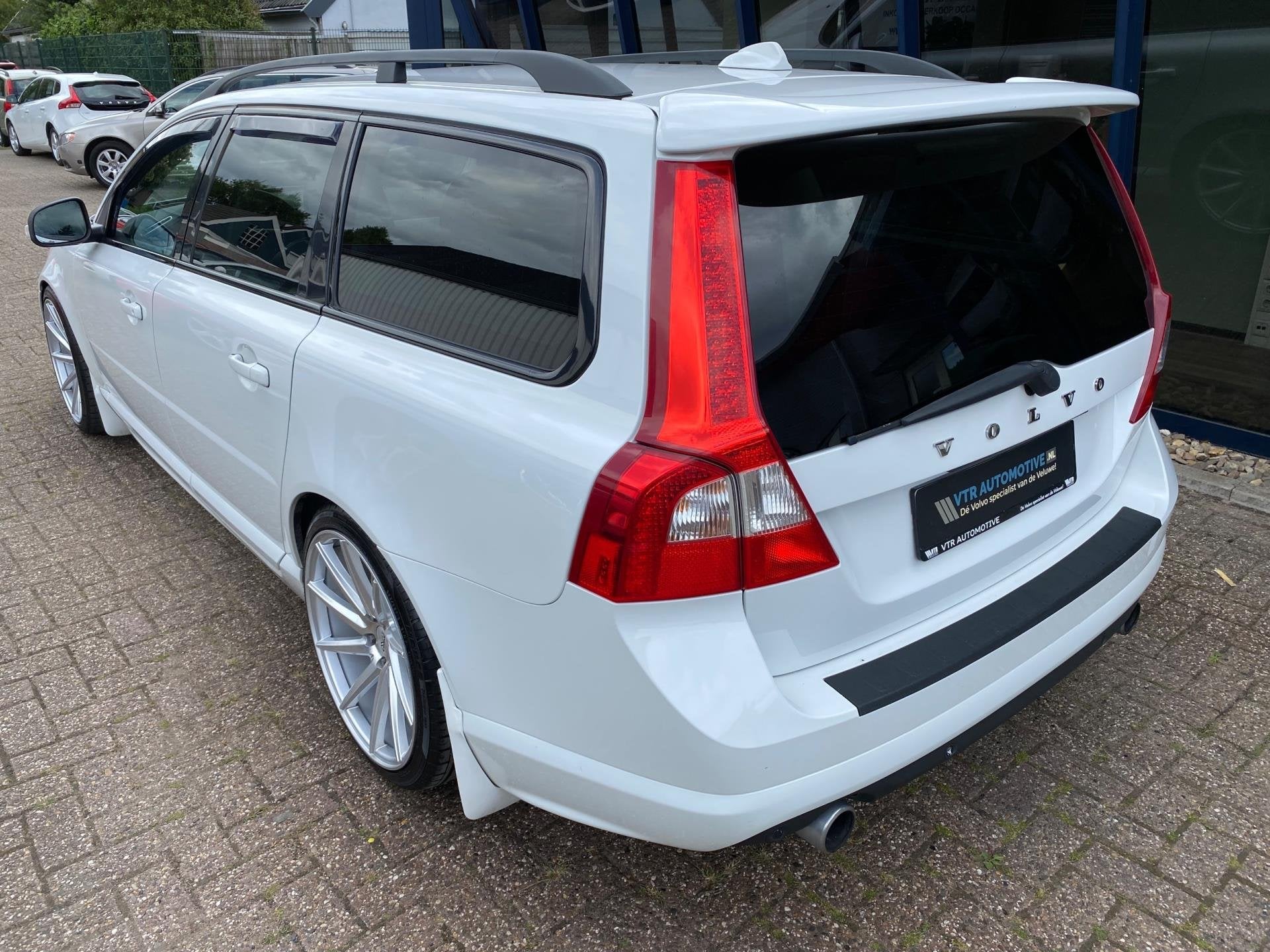 Volvo V70 2.5FT R-Design Automaat 230PK LEER / XENON / 19" V, Gebruikt, Zwart, Automatische klimaatregeling, Onderhoudsboekje