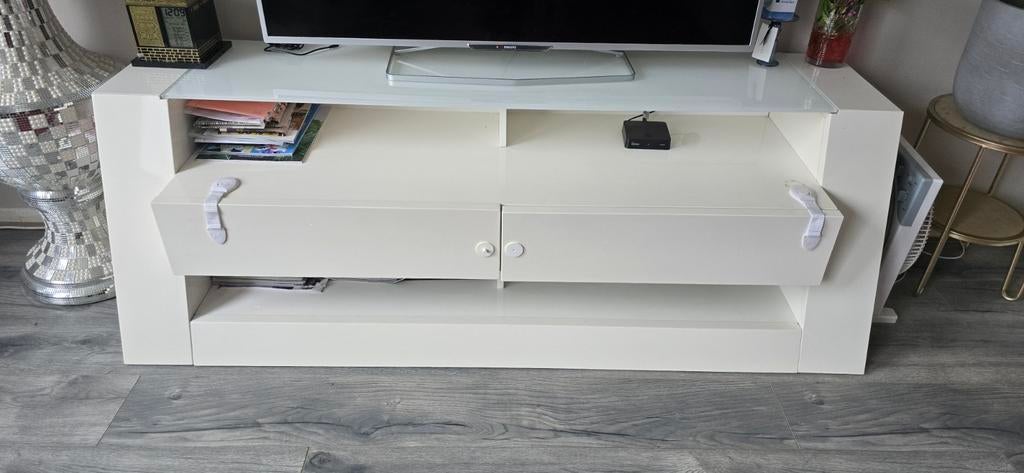 Hoogglans wit tv-meubel met glazen blad, Modern, Hoogglans, Gebruikt, 100 tot 150 cm, Ophalen of Verzenden