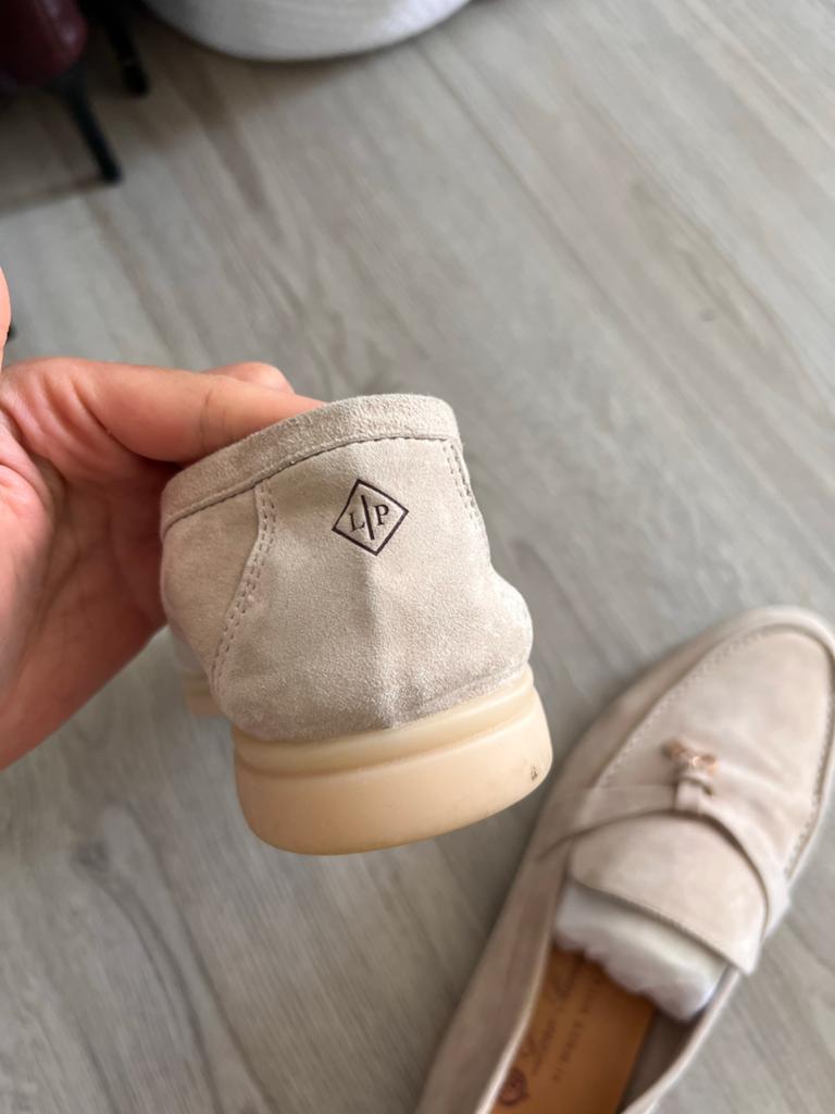 Loro Piana stijl loafers - Natuurlijk suède - Maat 42, Kleding | Dames, Schoenen, Ophalen of Verzenden, Zo goed als nieuw, Beige