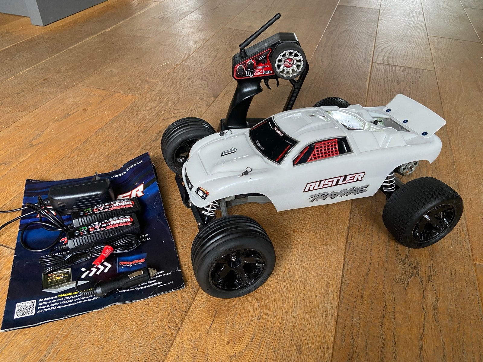 Traxxas Rustler 2WD XL-5 RC auto met zender en lader, Hobby en Vrije tijd, Modelbouw | Radiografisch | Auto's, Elektro, Gebruikt