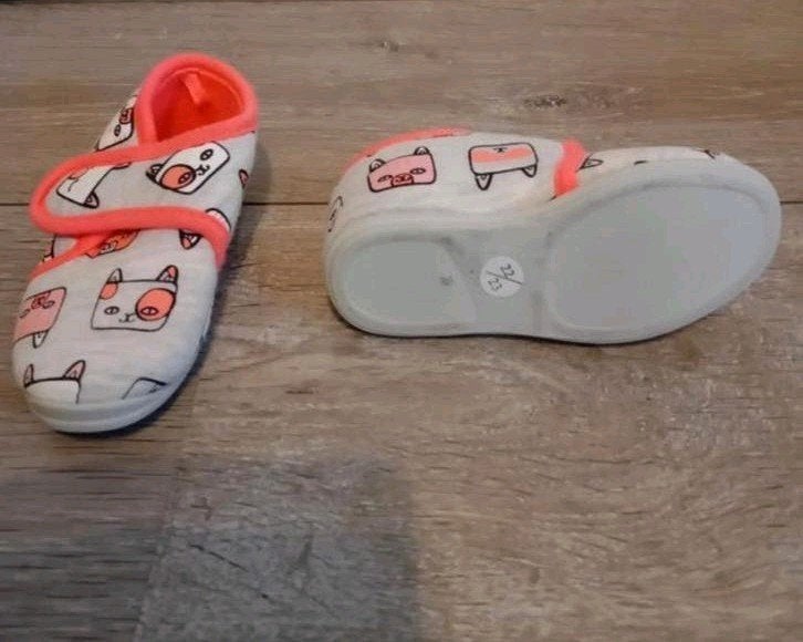 Pantoffels grijs met vrolijke print, verharde zool- Maat 22/, Meisje, Overige typen, Ophalen of Verzenden, Zo goed als nieuw